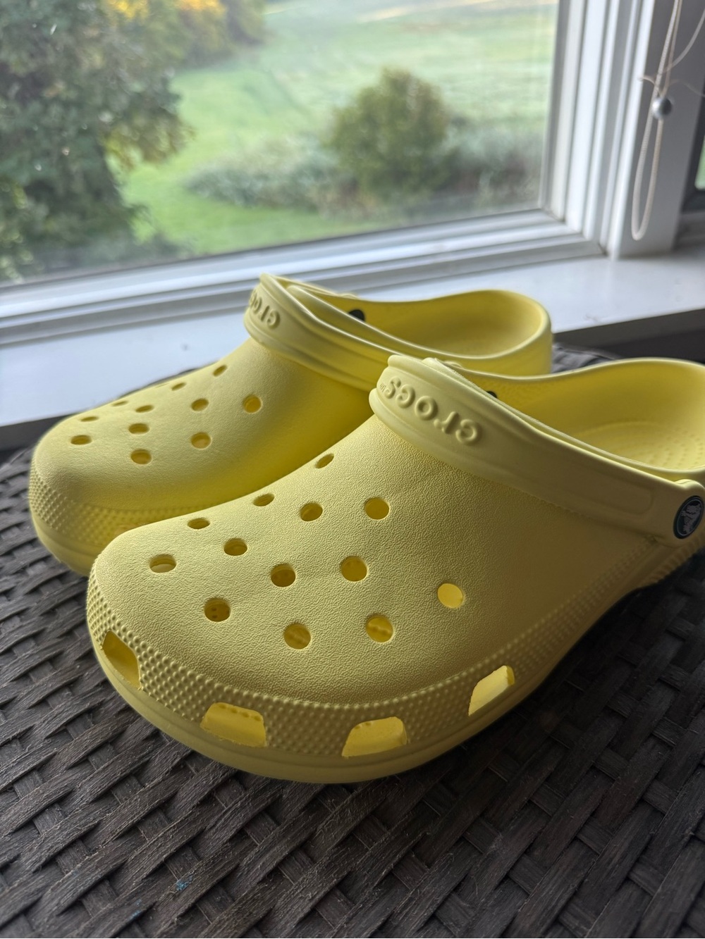 🐊 ✨ MINT Crocs Classic Clogs Yellow – Worn Only Once! ✨